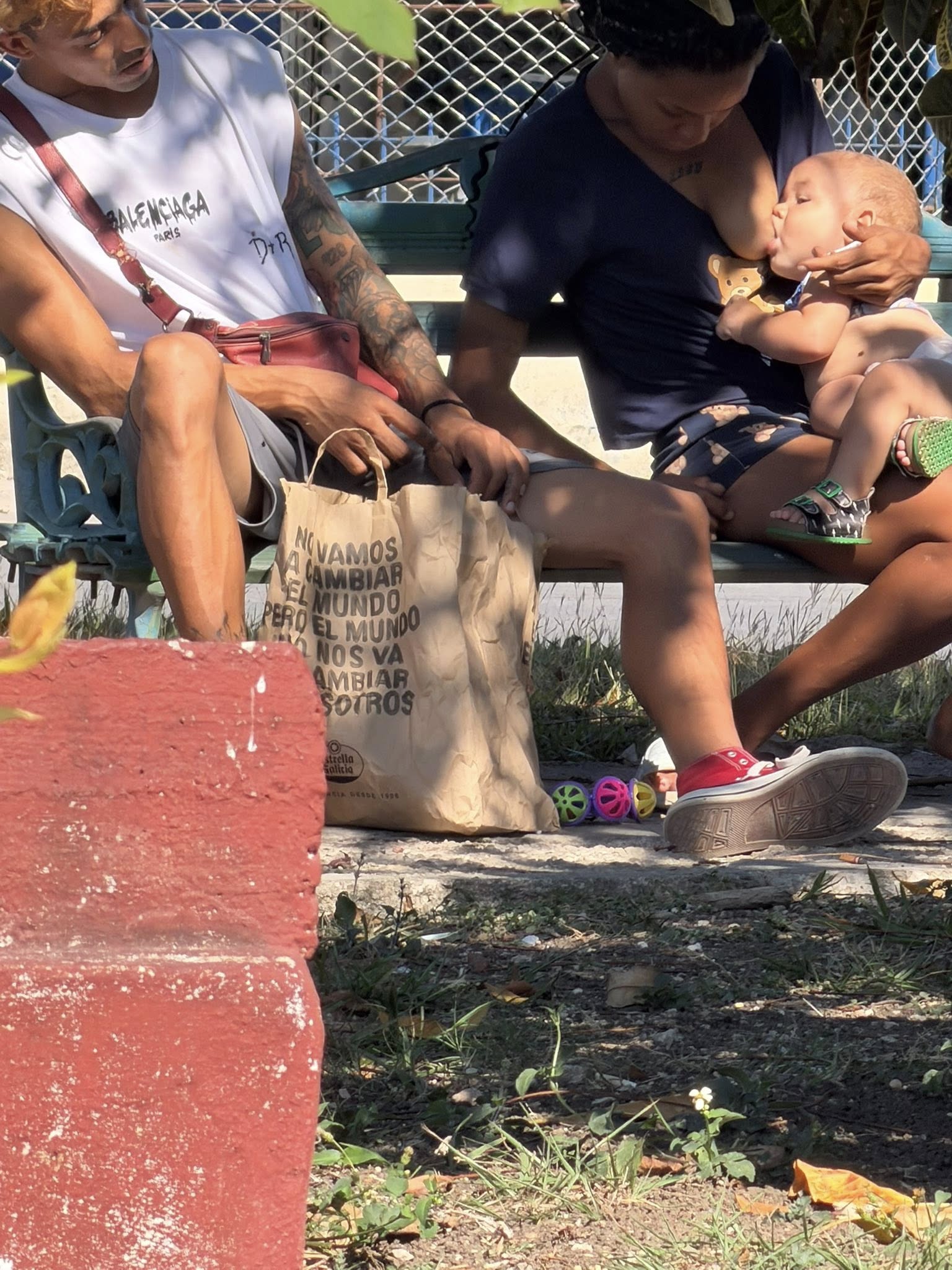 Una imagen que duele: cuando la vulnerabilidad infantil queda expuesta ante la indiferencia social