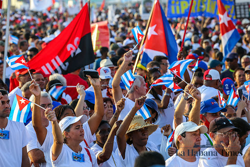 Cuba desfila, pero el país real camina por otro lado