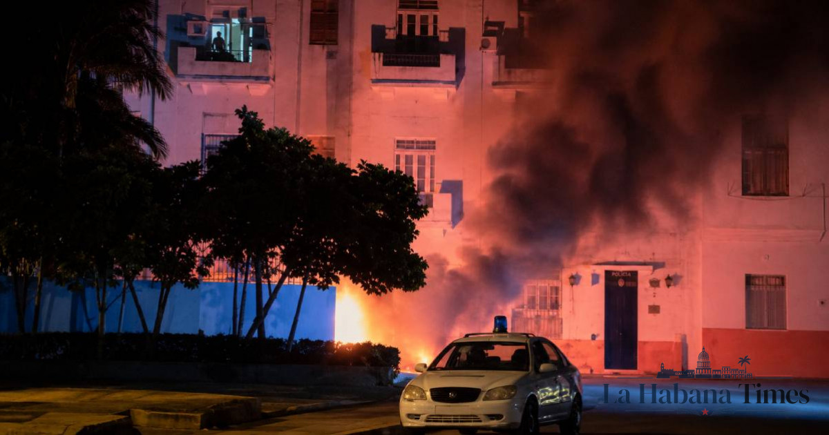 Incendio junto a la estación policial de Zanja alarma a vecinos de Centro Habana