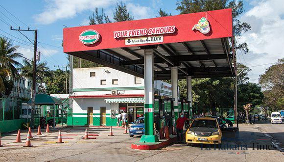 CIMEX fija nuevas tarifas del combustible en dólares y golpea otra vez el bolsillo de los cubanos
