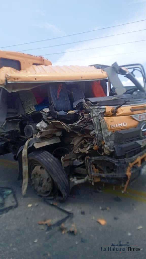 Reportan accidente múltiple en Boca Ciega con ómnibus, camión y triciclo eléctrico involucrados