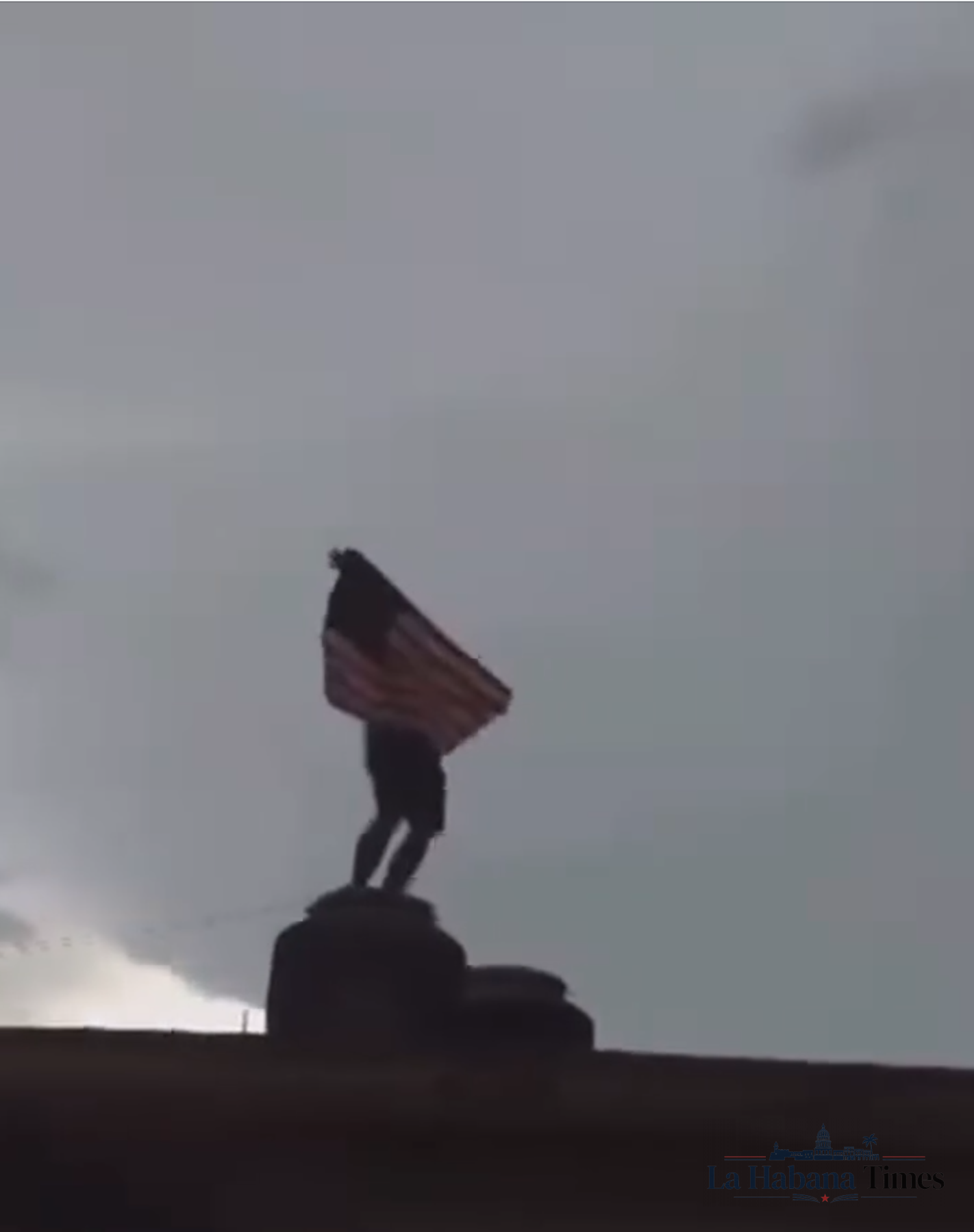 Cubano ondea la bandera de Estados Unidos en un techo al ritmo de “Patria y Vida”: una imagen de desafío y esperanza