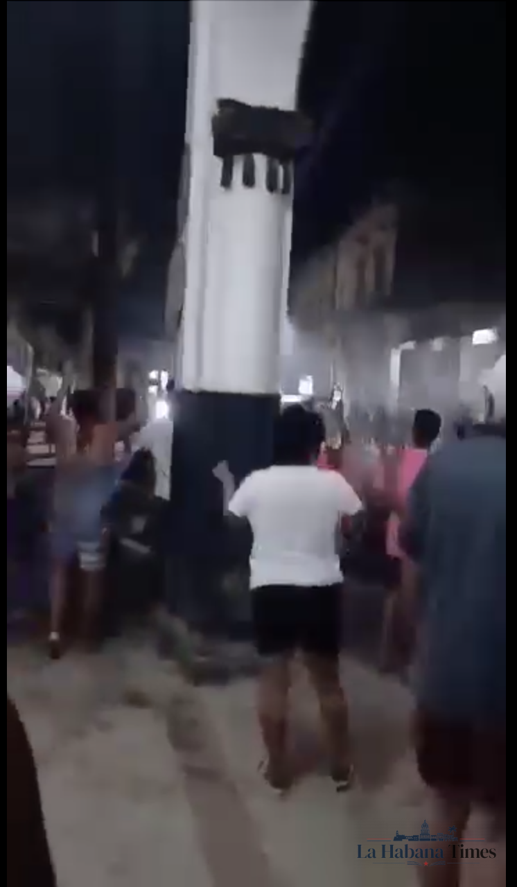 Continúan las protestas y cacerolazos en La Habana durante la noche del domingo