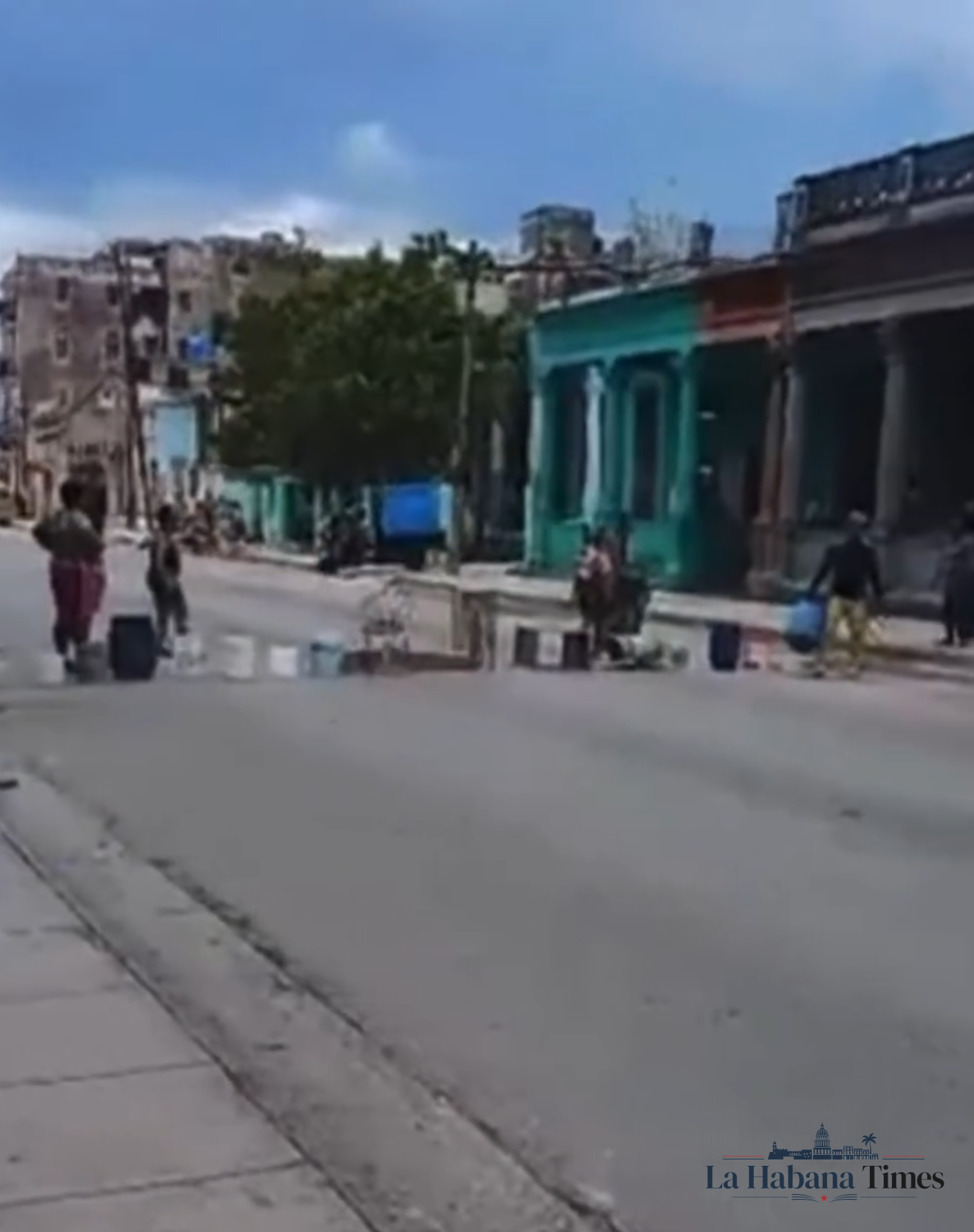 Vecinos del Cerro bloquean una avenida en protesta por apagones, falta de agua y miseria diaria en La Habana