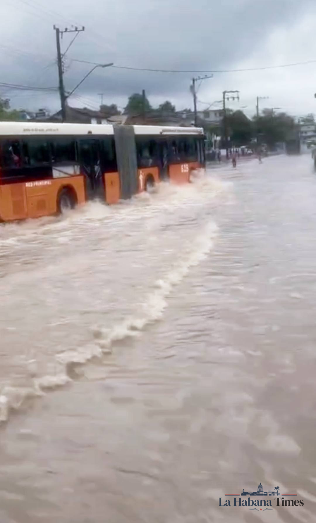 Fuertes lluvias inundan zonas de La Habana y exponen otra vez el deterioro urbano