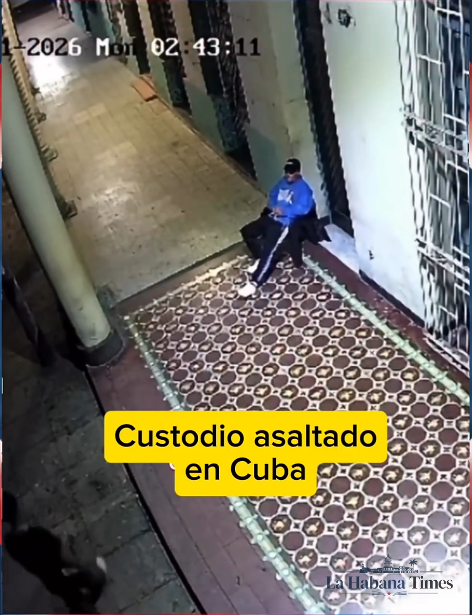 Video capta presunto asalto a un custodio por un grupo de adolescentes en Camagüey
