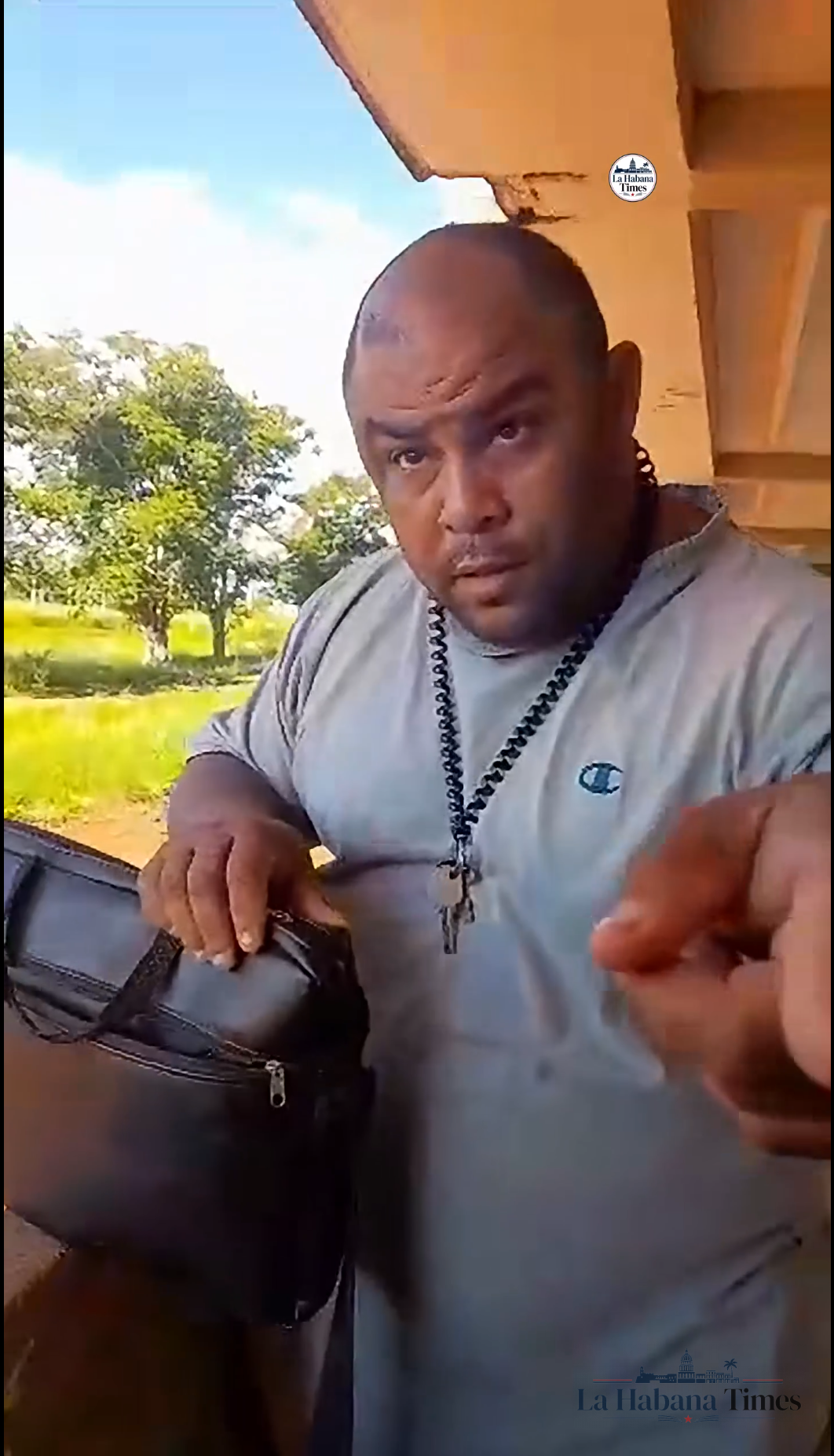 Video muestra a funcionario cubano tomando por el cuello a un ciudadano en nuevo episodio de abuso de poder