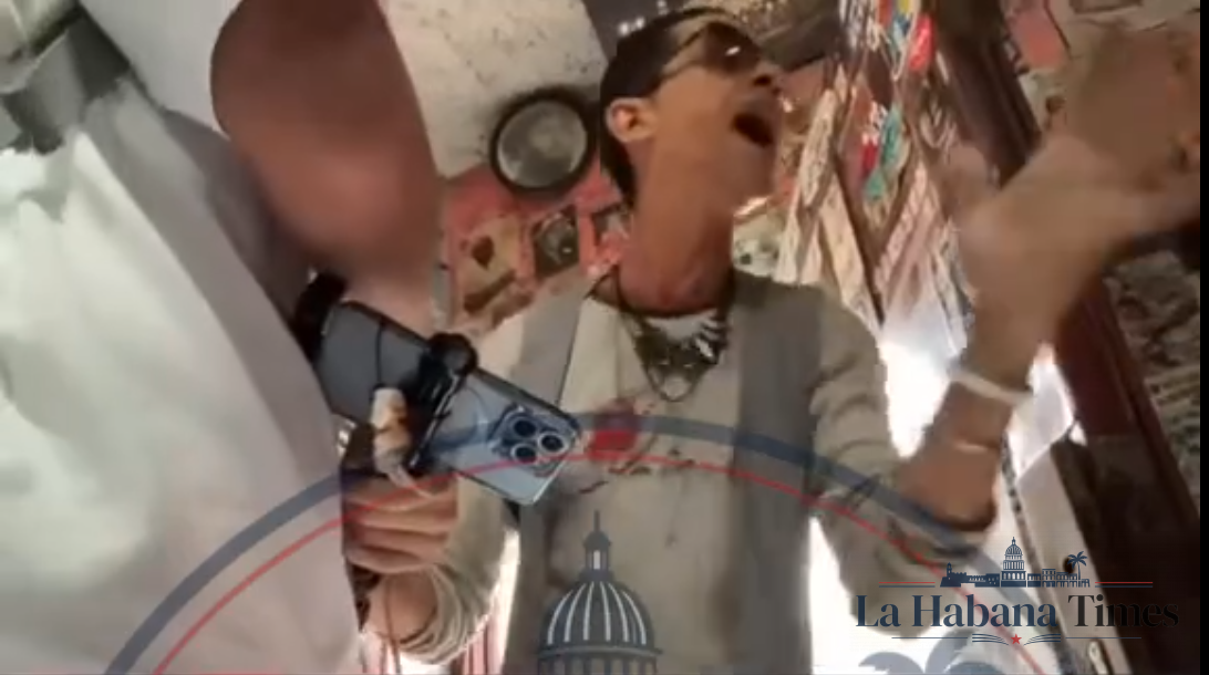 Denuncian a dueño de bar en Cuba por presunta extorsión a turistas: “45 dólares por cada mojito”