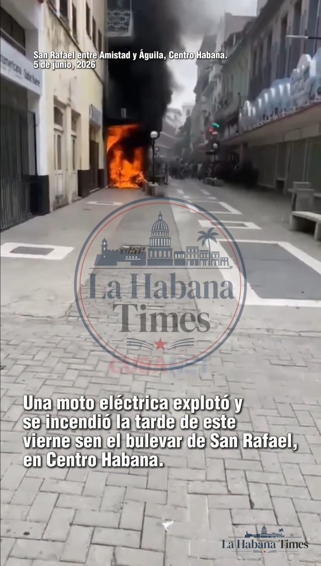 Explota una moto eléctrica en pleno bulevar de San Rafael y el fuego consume dos motorinas en Centro Habana