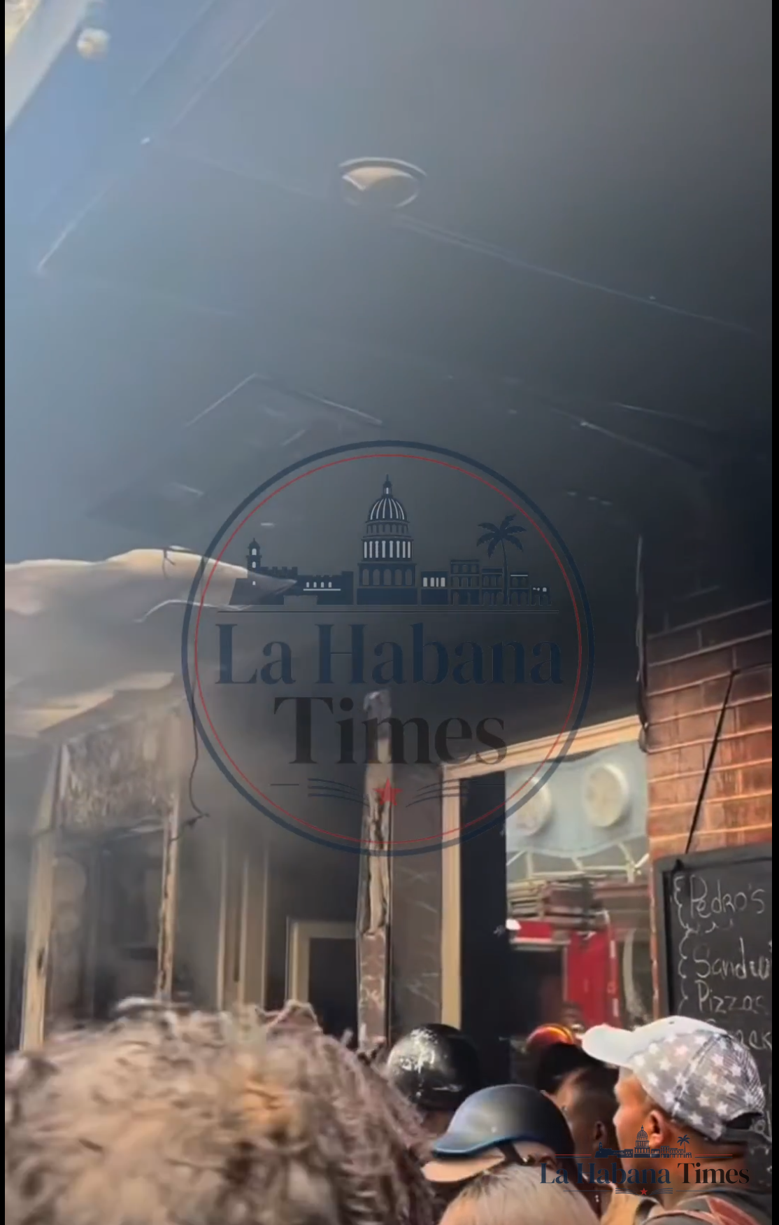 Nuevas imágenes muestran cómo quedó el edificio tras el incendio de dos motorinas en el bulevar de San Rafael