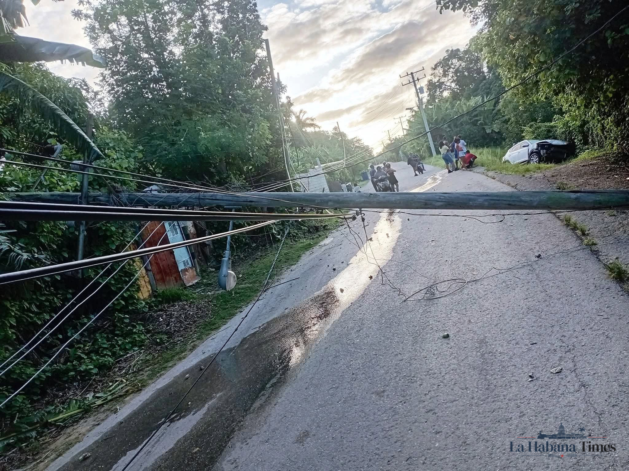 Vehículo impacta contra un poste del tendido eléctrico en la Rotonda de Bahía, en La Habana