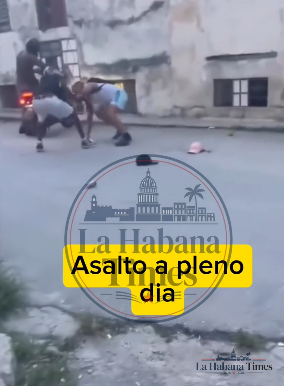 Intentan robar una moto eléctrica y una cadena de oro a un hombre en La Habana mientras testigos observaban sin intervenir