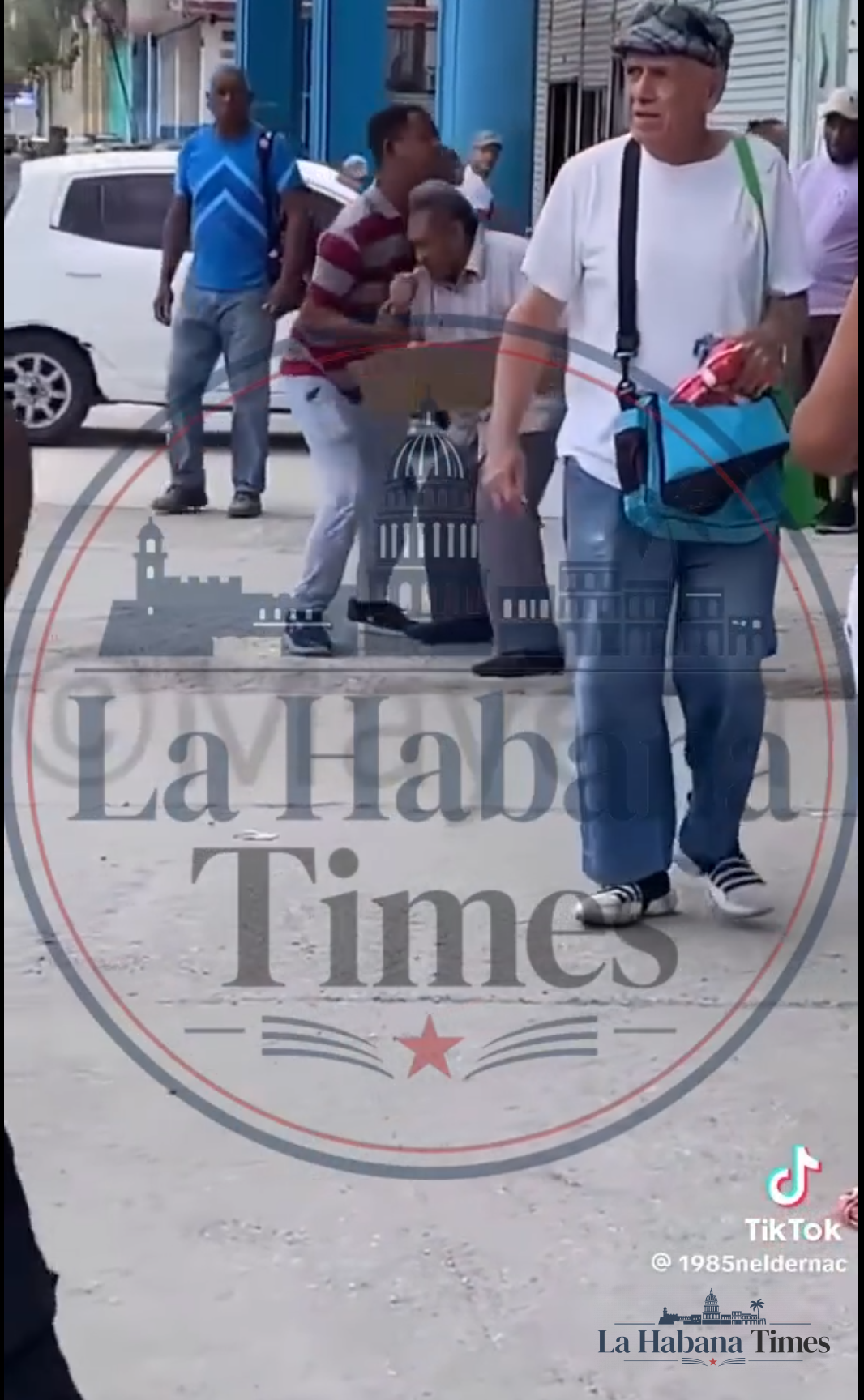 Detención de un anciano con cartel contra la dictadura provoca indignación ciudadana