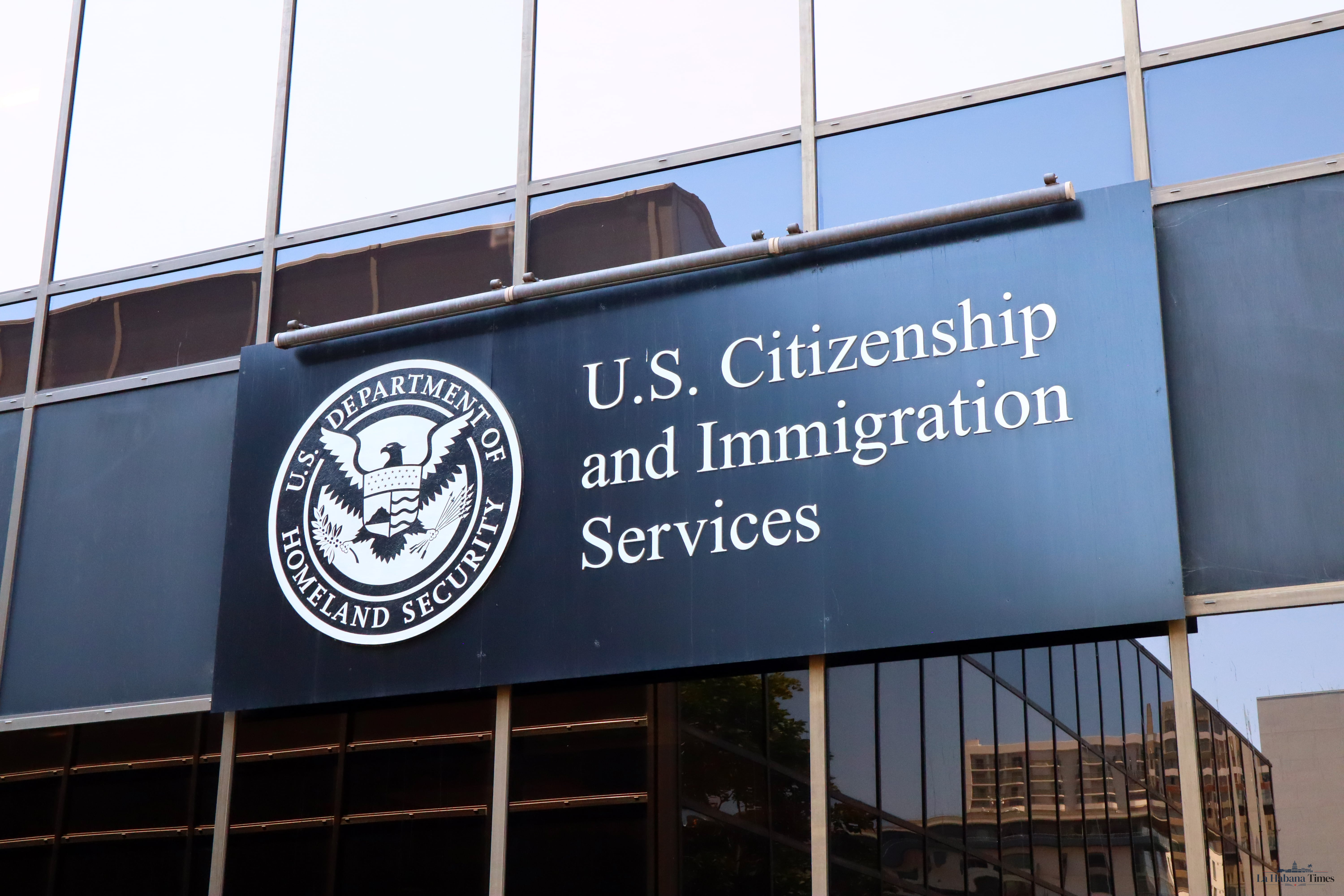 Gobierno de EE.UU. apela fallo que anuló políticas de USCIS vinculadas a la pausa migratoria
