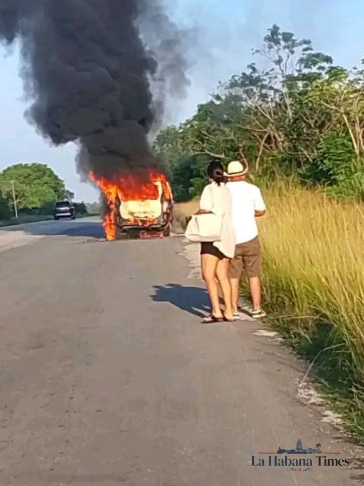 Familia con cuatro niños logra escapar de un automóvil incendiado en Bauta durante el Día de los Padres