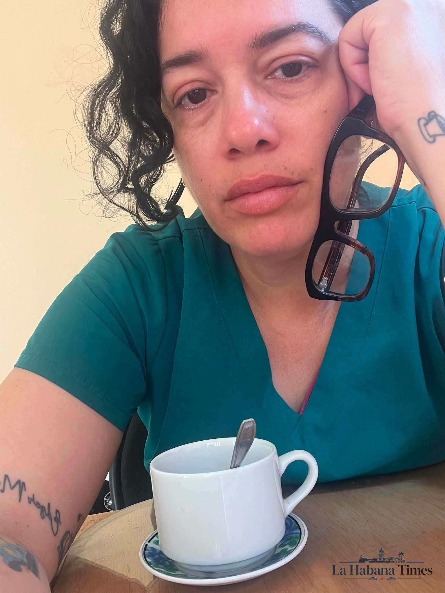 “Cuba no es para todos”: denuncian la indiferencia de un militar ante una anciana en plena crisis nacional