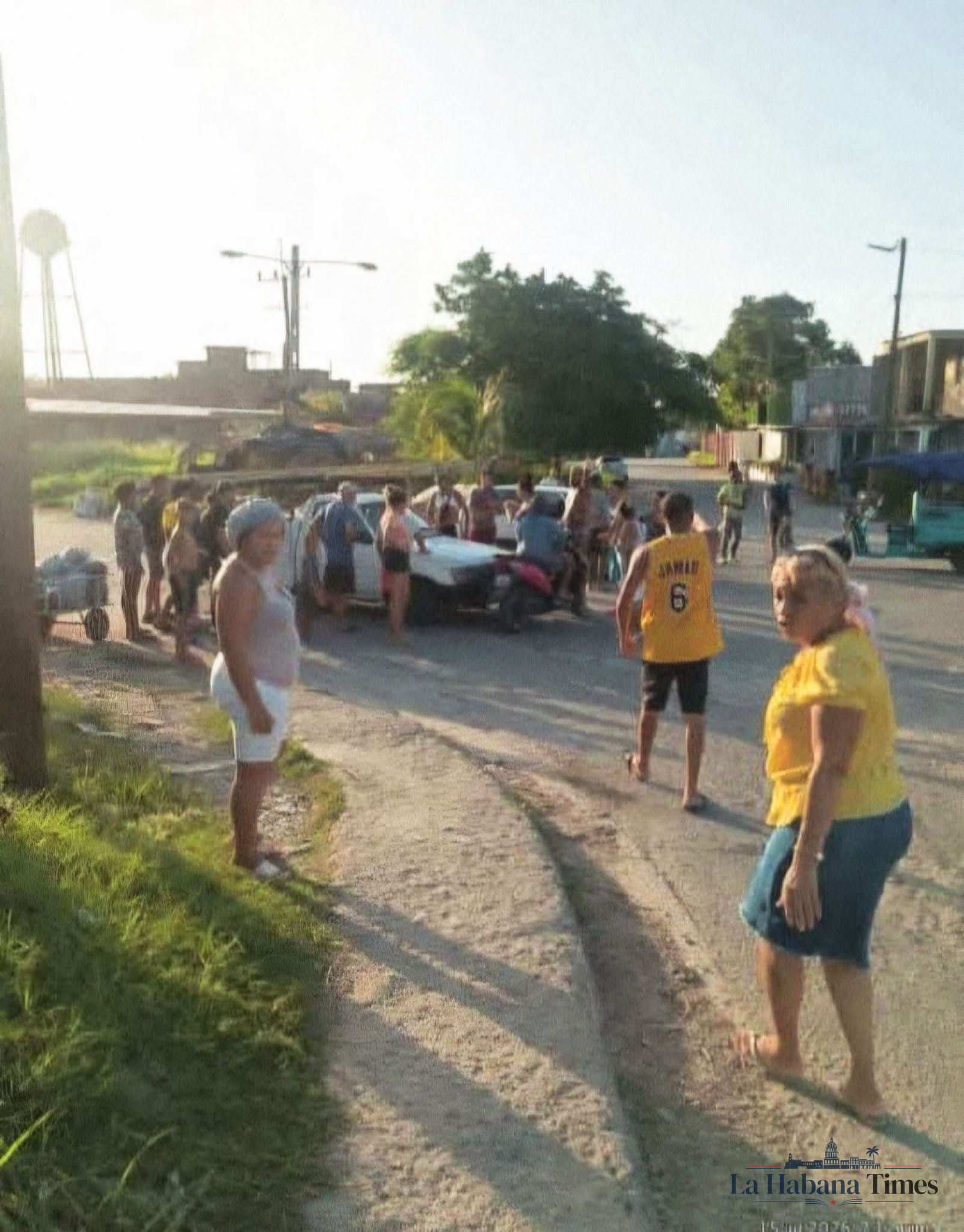 VECINOS DE MANTILLA RETIENEN CAMIÓN ELÉCTRICO Y DENUNCIAN PRESUNTO COBRO DE 200 DÓLARES PARA RESTABLECER EL SERVICIO