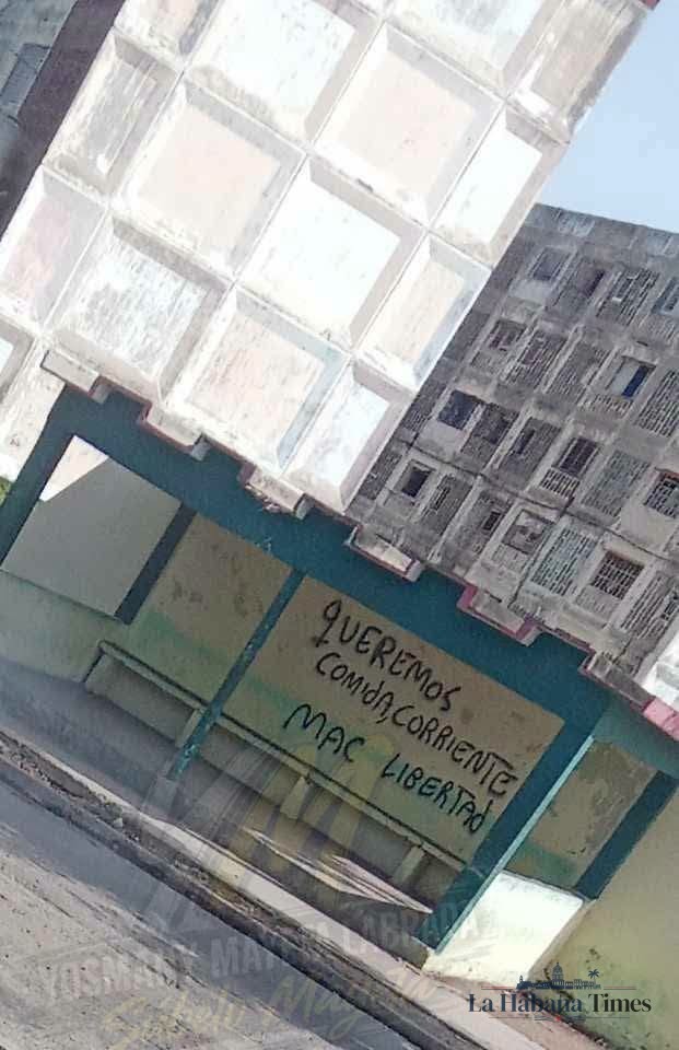 “QUEREMOS COMIDA, CORRIENTE Y LIBERTAD”: APARECEN CARTELES CONTRA DÍAZ-CANEL EN SANTIAGO DE CUBA