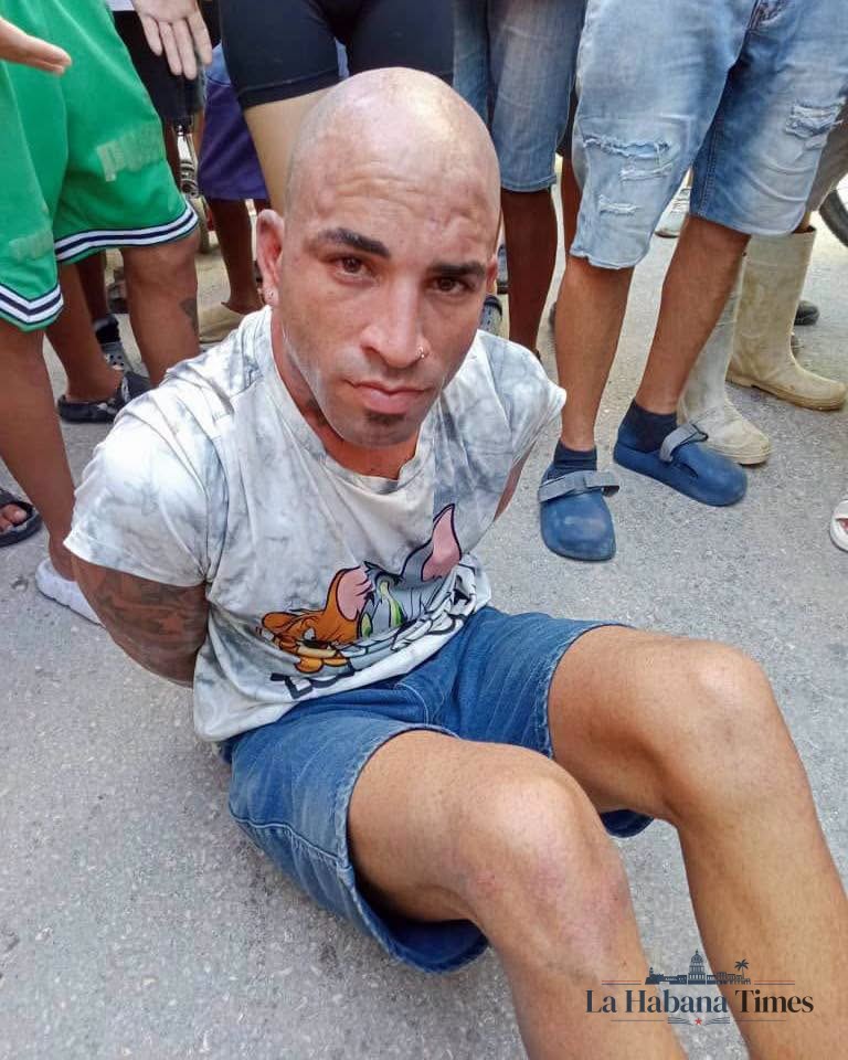 VECINOS CAPTURAN A UN PRESUNTO LADRÓN TRAS EL ARREBATO DE UN CELULAR EN EL VEDADO