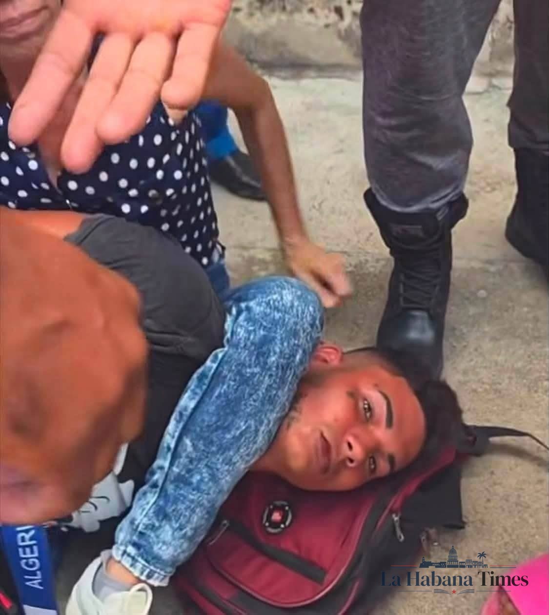 MUJER ATRAPA A PRESUNTO ARREBATADOR DE TELÉFONOS EN MANZANILLO Y VECINOS DENUNCIAN INACCIÓN POLICIAL