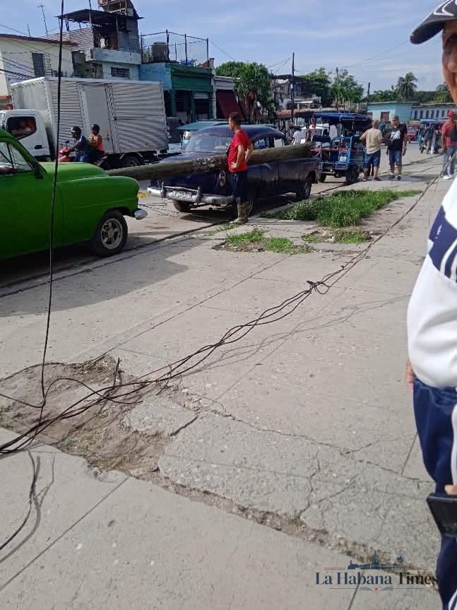 CAMIÓN DERRIBA UN POSTE TRAS ENREDARSE CON CABLES EN LA VIRGEN DEL CAMINO